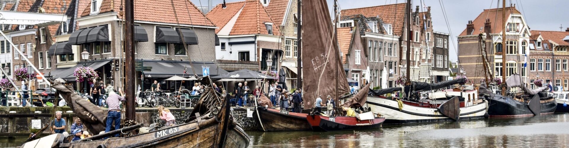 Traditionele zeilschepen in de haven van Hoorn