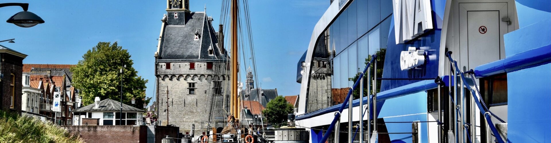 De Hoofdtoren van Hoorn gezien vanaf de haven