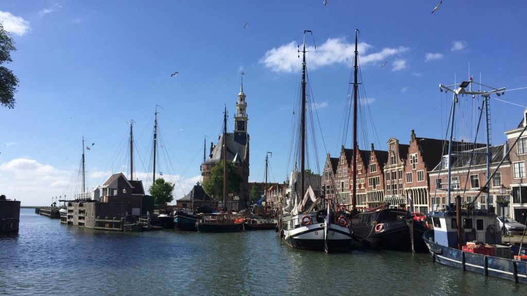 De binnenhaven van Hoorn met zeilschepen en de Hoofdtoren