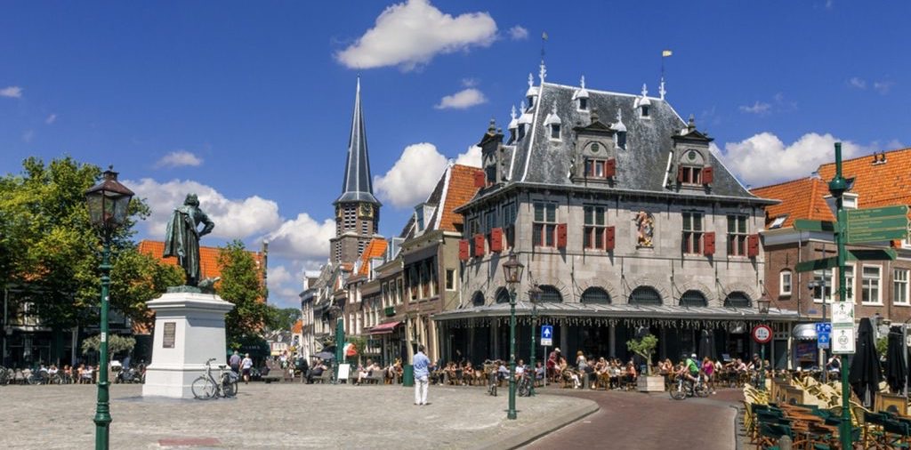 Het Rode Steen in Hoorn met het standbeeld van Jan Pieterszoon Coen en terrassen