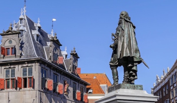 Het standbeeld op het Rode Steen voor het oude Waaggebouw